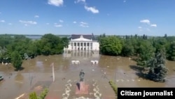 Затопленная водой площадь перед Домом культуры в Новой Каховке