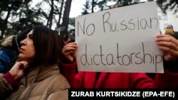 Во время акции протеста в столице Грузии против законопроекта об «иностранных агентах», который его противники называют «российским законом». Тбилиси, 6 марта 2023 года