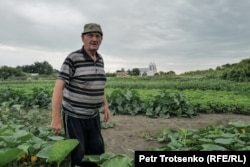 Үйінің ауласында жүрген Озёрное ауылының тұрғыны. Солтүстік Қазақстан облысы, 20 шілде, 2024 жыл.