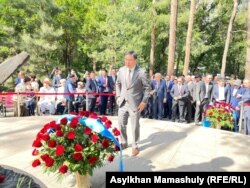 Алматы қаласының әкімі Ерболат Досаев бастаған шенеуніктер мен тұрғындар Ашаршылық құрбандарының ескерткішіне гүл қойды. Алматы, 31 мамыр, 2023 жыл.