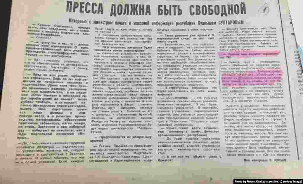 1991 жылғы 16 қазанда орыс тілінде шығатын &quot;Огни Алатау&quot; газетінде &quot;Баспасөз еркін болуы керек&quot; деген тақырыппен Қазақ ССР бұқаралық ақпарат және баспасөз министрі Қуаныш Сұлтановтың сұхбаты жарияланды. Онда министр &quot;Мюнхеннен қазақ тілінде хабар тарататын Азаттық радиосының жаңалықтары біздің телеарналарда 3-4 күн кешігіп беріледі&quot; деген.