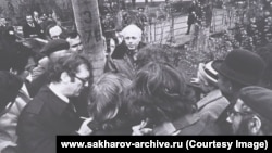 Андрей Сахаров у здания суда, где идет суд на Ю. Орловым, 1978 