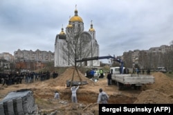 Братская могила рядом с церковью церковью Андрея Первозванного в Буче, 13 апреля 2022 года