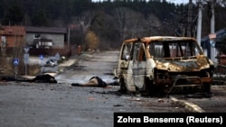 Буча қаласында шашылып жатқан мәйіттер мен өртенген көлік. 2 сәуір 2022 жыл. 