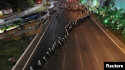 Полиция против демонстрантов в столице Бразилии. 19 июня 2013 г. 