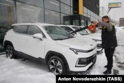 "Москвич 3", который сейчас выпускает одноименный российский автозавод, также, по сути, является китайским. Это лицензионная копия автомобиля Sehol X4 китайской компании JAC