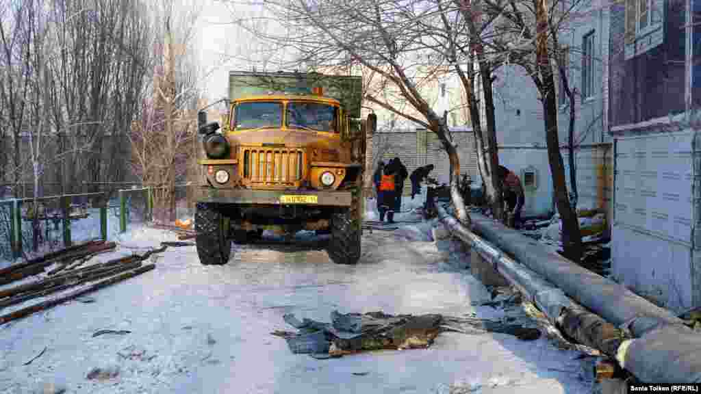 Жергілікті жылу орталығындағы апат салдарынан аязды күні тастай суық үйде тоңып, берекесі қашқан тұрғындар жылусыз қалғанына қоса су құбыры жарылып, кәріз жүйесінің істен шыққаны жығылғанға жұдырық болып тигенін айтады.