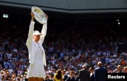 Рыбакина Wimbledon кубогымен. 9 шілде 2022 жыл.