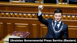 Владимир Зеленский Украина президентінің мөрін ұстап тұр. Киев, 20 мамыр 2019 жыл. 