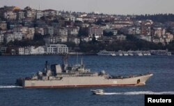 Корабль ВМФ России проходит через Босфор