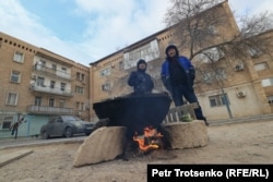 Құран оқытып, ас беруге ет пісіріп жатқан тұрғындар. Жаңаөзен, Маңғыстау облысы, 16 желтоқсан 2021 жыл