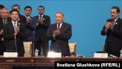 "Нұр Отан" партиясы съезінде тұрған Қазақстан президенті Нұрсұлтан Назарбаев. Астана, 11 наурыз 2015 жыл.