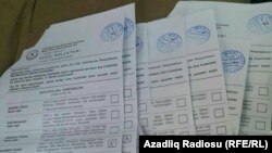 Namizədlərdən biri rəqibinin xeyrinə işarələnmiş topa bülletenin görüntülərini AzadlıqRadiosuna göndərib. 1 noyabr 2015