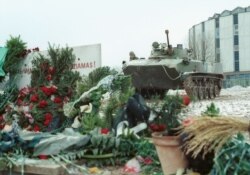 Январь 1991 года, Вильнюс, импровизированный мемориал погибшим при штурме вильнюсского телецентра советскими властями после провозглашения Литвой выхода из состава СССР