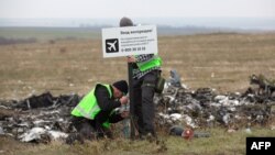 Голландские следователи на месте крушения "Боинга" рейса МН17 в Донбассе