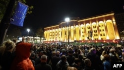 Gürcüstan müxalifətinin parlament binası qarşısında mitinqi.