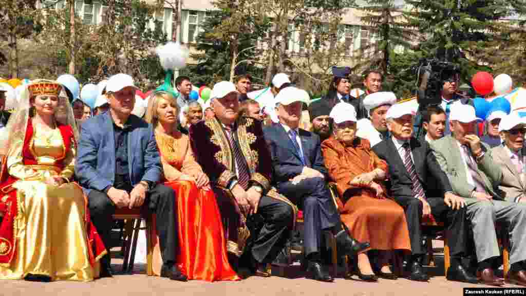 Концерт көріп отырған адамдар. Алматы, 1 мамыр 2014 жыл.