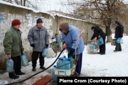 Первомайск, 30 декабря 2015. Местные жители набирают питьевую воду