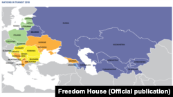 Freedom House ұйымының "Өтпелі кезеңдегі мемлекеттер. Иллиберализмге қарсы тұру" деп аталатын есебінен скриншот. 