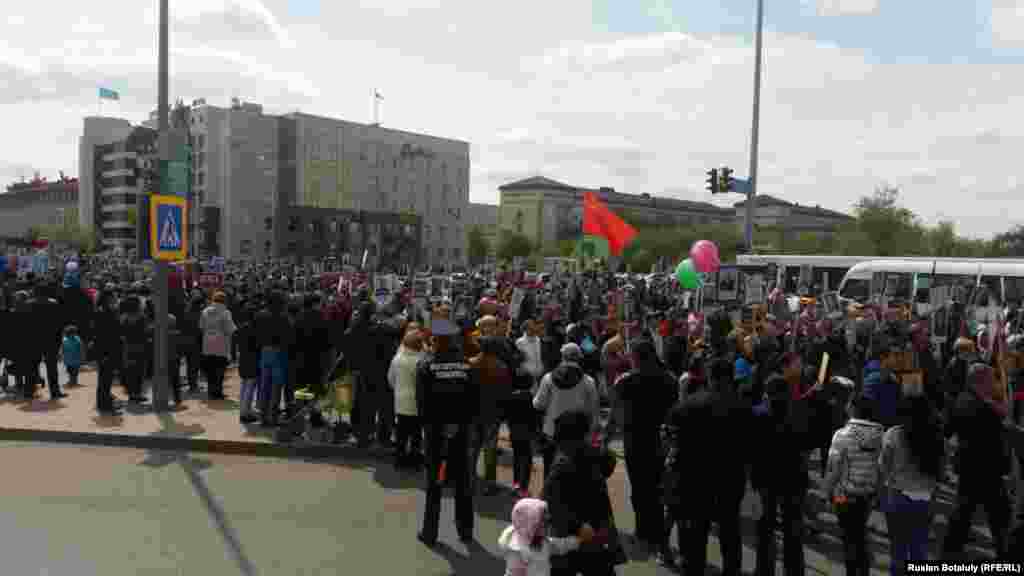 Астанада &laquo;Мәңгілік полк&raquo; шеруіне жиналып жатқан адамдар. 9 мамыр 2016 жыл.