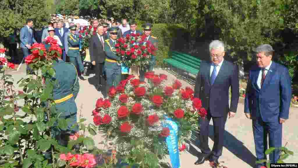 Жергілікті билік өкілдері &quot;Ана мен бала&quot; ескерткішіне гүл қойды. Шымкент, 31 мамыр 2016 жыл.