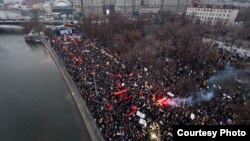 Болотная алаңына билікке наразылық акциясына жиналған халық. Мәскеу, 10 желтоқсан 2011 жыл.