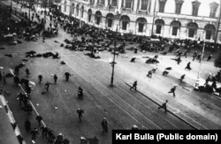 Знаменитая фотография Виктора Буллы. Расстрел войсками Временного правительства демонстрации 4 июля 1917 года. Фотография сделана с крыши фотоателье Буллы на Невском проспекте