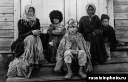 1920 жылы Поволжьедегі аштық жайлаған ауыл тұрғындары. Бір жыл бұрын Ленин "әскери коммунизм" саясатының аясында Ресей қалалары мен әскерді асырау үшін шаруалардың азық-түлігін тартып алуға бұйрық берген.