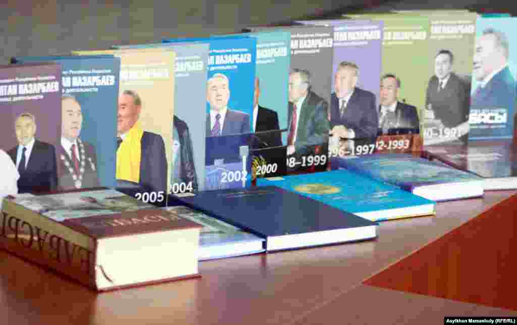 Осы уақытқа дейін жүзден астам кітаптың авторы атанған президент Нұрсұлтан Назарбаев 1997 жылы шыққан бір кітабында &laquo;қаусап қалса да, СССР-ді 18 жыл басқарған&raquo; Леонид Брежневті сынаған еді. Қазақстанда Назарбаевтың кітаптарына арналған көрмелер, ғылыми-практикалық жиындар, байқаулар мен тағы да басқа көптеген шаралар тұрақты өткізіліп тұрады. Сонымен бірге, тұңғыш президент ән шығарған, тіпті Қазақстанның мемлекеттік әнұранына да өлең жолдарын жазған автор ретінде аталады. Суретте: Ұлттық кітапхана сөресіндегі Нұрсұлтан Назарбаевтың кітаптары. Алматы, 4 шілде 2012 жыл.