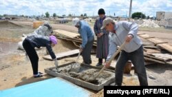 Ақтөбе қаласының іргесіндегі Қурайлы ауылында үй салып жатқан адамдар. 4 маусым 2017 жыл. 