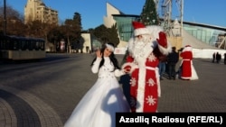 Bakı küçələrində boş xurcumlu Şaxta babalar...