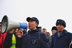 Әкімдік өкілі жиналғандарға митингінің заңсыз екенін айтып тұр. 16 желтоқсан 2019 жыл.