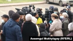 Еңбек министрлігі алдында мәселелерін айтып тұрған мүгедектігі бар адамдар. Нұр-Сұлтан, 12 қазан 2020 жыл.