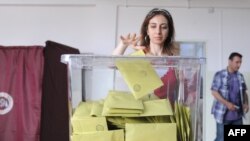 Turkey -- Voters cast ballots in national parliamentary elections in Istanbul, 12Jun2011