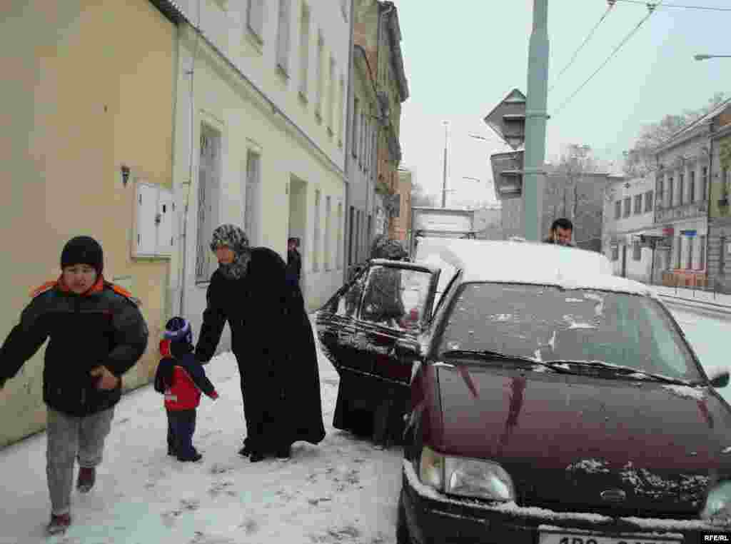 Нұрғалиевтер отбасы тіркелу мерзімін тағы бірнеше күнге созу үшін босқындар лагеріне бет алды. - Семья Нургалиевых отправляется в чешский лагерь беженцев. 1 февраля 2009 года.