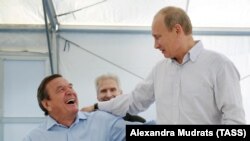 Герхард Шрёдер и Владимир Путин на встрече в Выборге