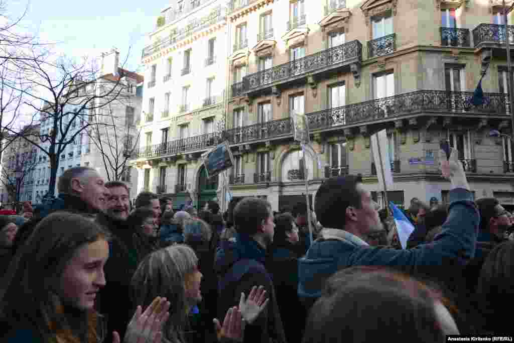 &quot;Я Шарли, я свободна, я не мишень&quot; (&quot;Je suis Charlie, je suis libre, je suis pas une cible&quot;)